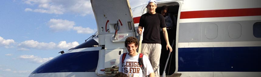 Lehigh basketball players getting off a plane