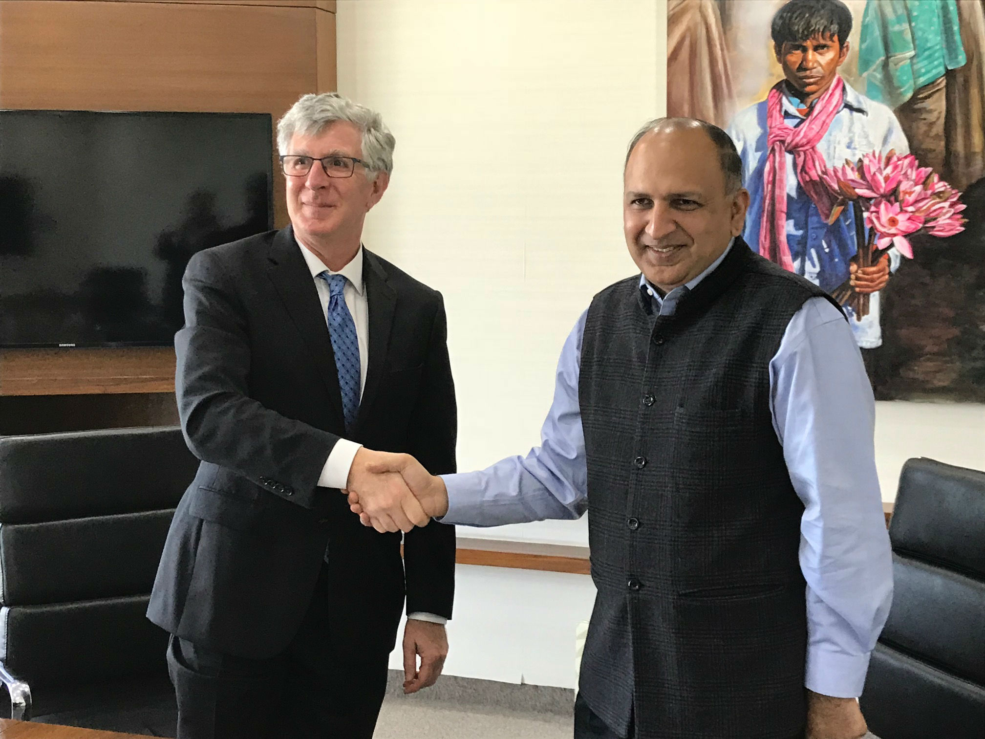 John Simon shaking hands with Vice Chancellor of Ashoka University