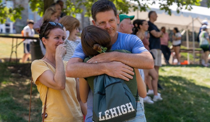Parent hugs his daughter at Lehigh Move In